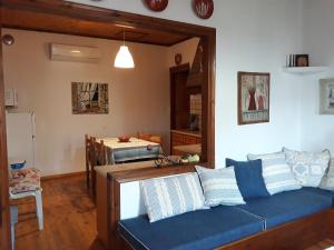 斯卡拉索提罗斯Athina's House的客厅配有蓝色的沙发和桌子