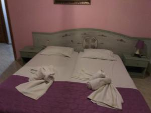斯卡拉马里昂Amversa's Rooms的一间卧室配有带毛巾的床