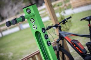 Settimo VittoneMiglio608的自行车旁的栅栏上的绿色标志