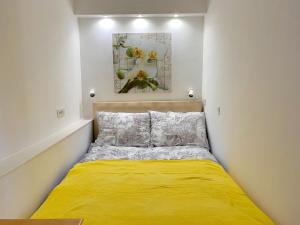 斯楚雅Villa Yadranka的一间小卧室,里面配有黄色的床
