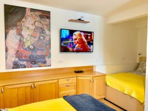 斯楚雅Villa Yadranka的客房设有两张床和一台墙上的电视。