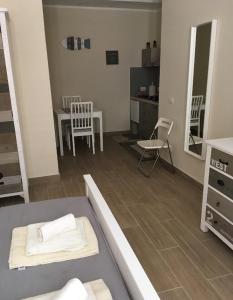 兰佩杜萨Camere a Sud - Lampedusa的配有一张床和一张桌子及椅子的房间
