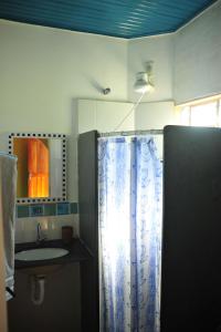 卡瓦坎特Pousada Manacás的浴室配有淋浴帘和盥洗盆。