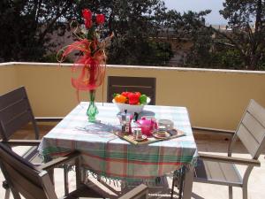 萨尔维唐尼古拉公寓的花瓶和一碗水果的桌子