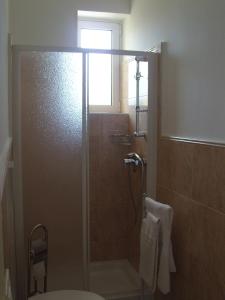 萨尔维唐尼古拉公寓的带淋浴的浴室和玻璃门