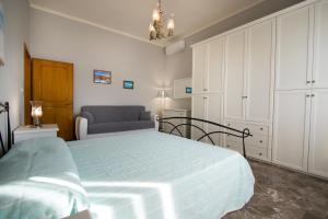萨尔维CASA MARIA的一间卧室配有一张床、一张沙发和一把椅子