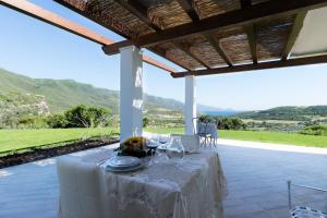 阿尔盖罗Villa Dama luxury的山景庭院内的桌子