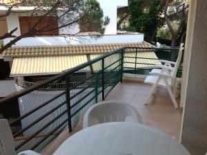 普拉加德阿罗阿罕布拉旅游公寓的阳台配有桌椅。