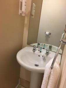阿伯丁Terra Nova Hotel的浴室设有白色水槽和镜子