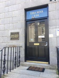 阿伯丁Terra Nova Hotel的建筑物一侧的黑色门