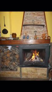 兰哈龙El Aguacate的砖砌壁炉,壁炉里放着火