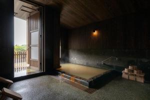 南小国町Ryokan Nanjoen的带浴缸的大窗户