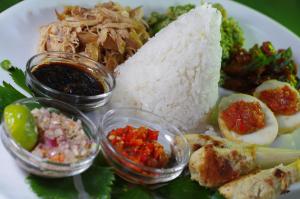 Plaga巴厘岛生态度假村酒店的饭和其他食物的盘子