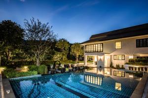 清迈Merchant Villa- SHA Extra Plus的一座房子后院的游泳池
