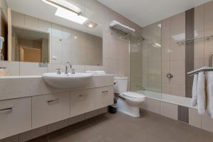 霍巴特湾景别墅的一间带水槽、卫生间和镜子的浴室