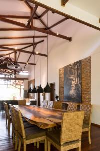 额布里Lakeview Lodge Ngapali的用餐室配有大型木桌和椅子