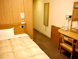 苫小牧市苫小牧站前旅馆的客房设有一张床、一张书桌和一部电话