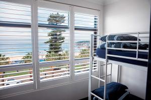 悉尼Wake Up! Bondi Beach的一间卧室配有双层床和百叶窗