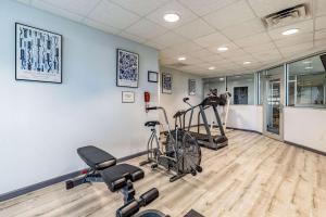 布兰森Quality Inn Branson - Hwy 76 Central的健身房,提供自行车和健身器材