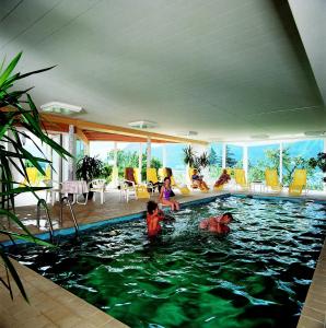 因斯布鲁克阿尔德兰瑟霍夫酒店的一群儿童在游泳池玩耍