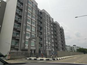 瓜埠Cozy 3 Bedrooms Apartment Langkawi的街道边的大公寓楼