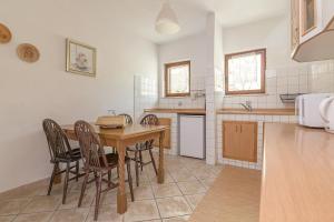 TruškeGlamping Green Istria Tiny Houses的厨房配有木桌和椅子