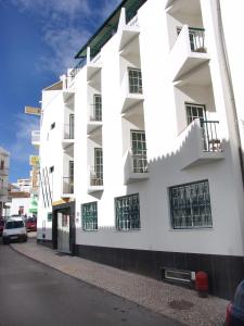 阿尔布费拉VilaBranca的街道边的白色建筑