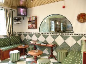 阿尔布费拉VilaBranca的酒吧配有镜子和桌椅