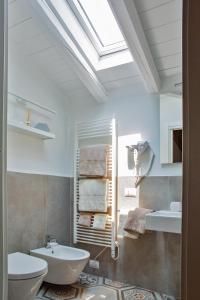 Passirano卡西娜圣马蒂诺住宿加早餐旅馆的浴室配有白色水槽和卫生间。