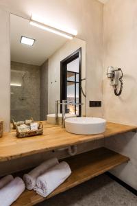 米德尔克尔克C-Hotels Zeegalm的一间带水槽和镜子的浴室