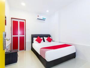 雪邦Super OYO 414 Adiff Palace Hotel的一间卧室设有一张床和一扇红色的门