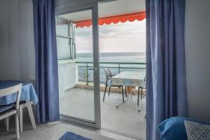阿罗纳Comodoro Estudio Vista Mar Explotaciones Ravel的客房设有海景阳台。