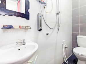 雪邦Super OYO 414 Adiff Palace Hotel的带淋浴和盥洗盆的浴室