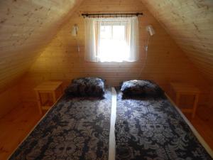 TepelväljaHaaviku Nature Cottage的木制客房的一张床位,设有窗户