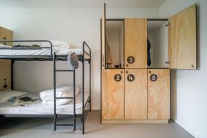阿姆斯特丹阿姆斯特丹街旅舍的客房设有两张双层床和衣柜。