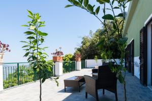 奥列纳S'Enis Monte Maccione的阳台配有桌椅和植物