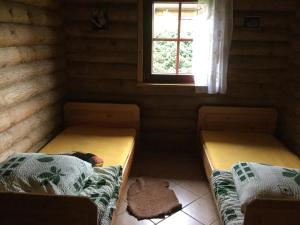DebinaDomy z bali Debina的小型客房 - 带2张床和窗户