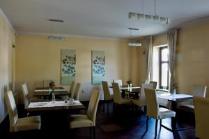 Dolní Lukavice海顿楼旅馆的一间带桌椅的用餐室和窗户。