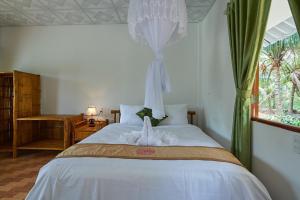 Nguyệt HạngTra Vinh Lodge的卧室里设有一张床,上面有一只动物