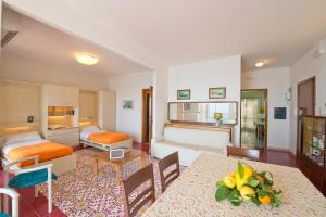 阿马尔菲Appartamento Belvedere的酒店客房设有一间卧室和一间客厅。