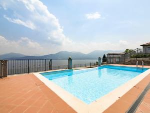 奥杰比奥Belvilla by OYO Panoramica的享有水景的游泳池