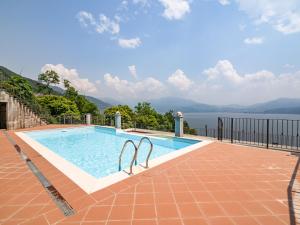 奥杰比奥Belvilla by OYO Panoramica的享有水景的游泳池