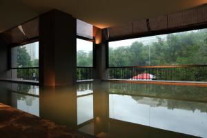 台北北投享温泉的客房设有游泳池和2扇窗户。