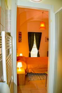 佩鲁贾In Centro Da Piero - Appartamento In Via Della Viola的一间卧室配有橙色的床和窗户。