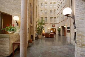 圣安东尼奥克罗基特酒店的一座配有桌椅的建筑的空走廊