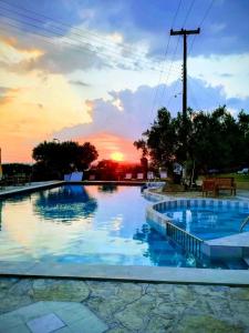 基拉奇尼菀村酒店的一座享有日落美景的大型游泳池