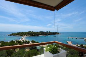 罗维尼Maistra Select All Suite Island Hotel Istra的阳台享有海景。