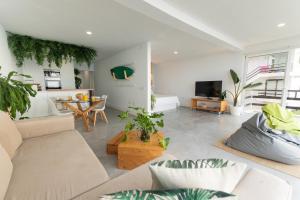 巴哈马尔Waves Nest - Bajamar的客厅配有沙发和桌子