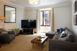 伦敦仕骅廷骑士桥酒店公寓的带沙发和电视的客厅