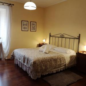 蒙特普齐亚诺Sant'Antonio Country Resort的一间卧室配有床、灯和窗户